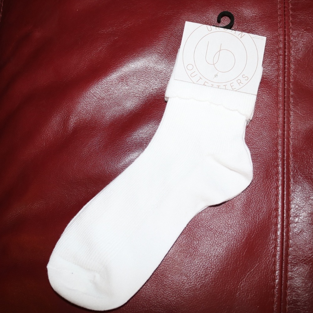 Short crew socks with detail along the top